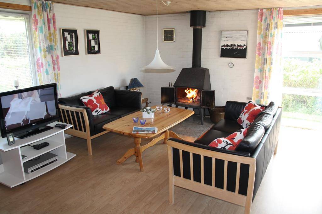 Auf grosser Rasengrundstück liegt dieser teilwiese renoviertes Ferienhaus. in Blavand, Región de Varde