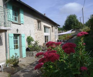 Gîte pour 15 personnes, avec jardin ainsi que sauna et terrasse, animaux acceptés à Montfaucon-en-Velay