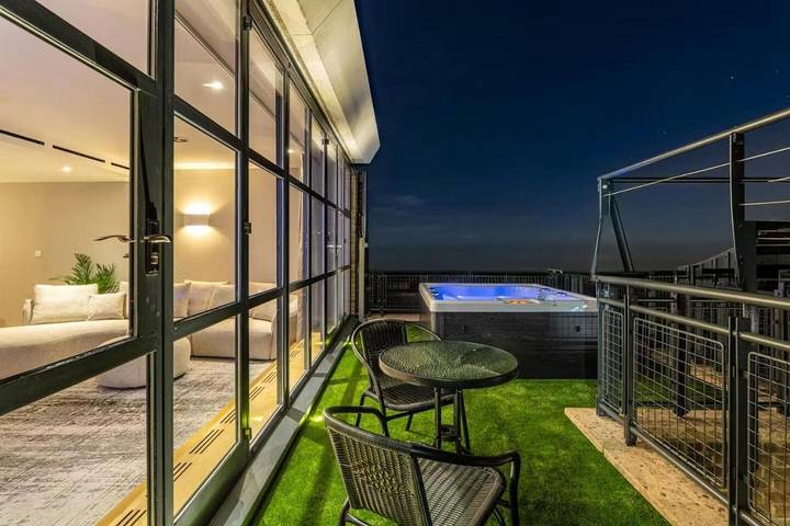 Chambre d’hôte pour 8 personnes, avec balcon et jacuzzi