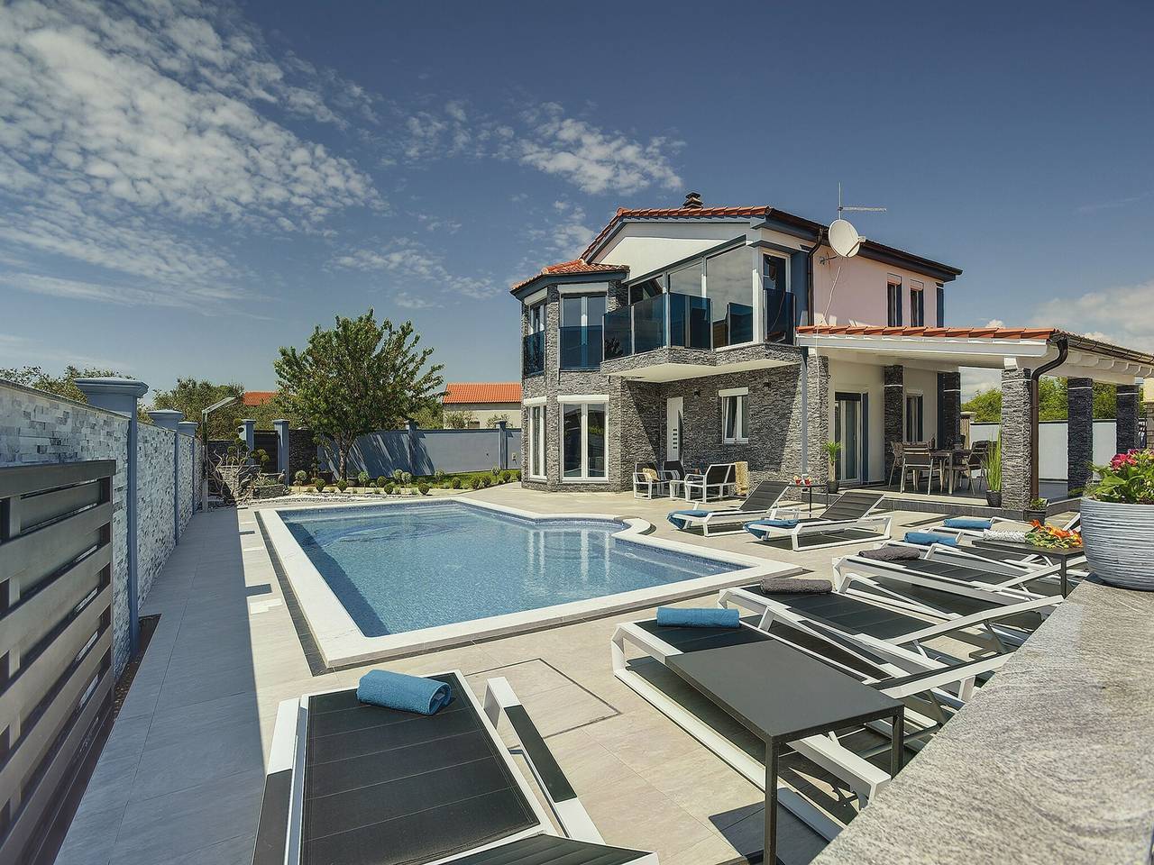 Villa in Fažana near Beach with Pool in Fazana, Südküste Istrien