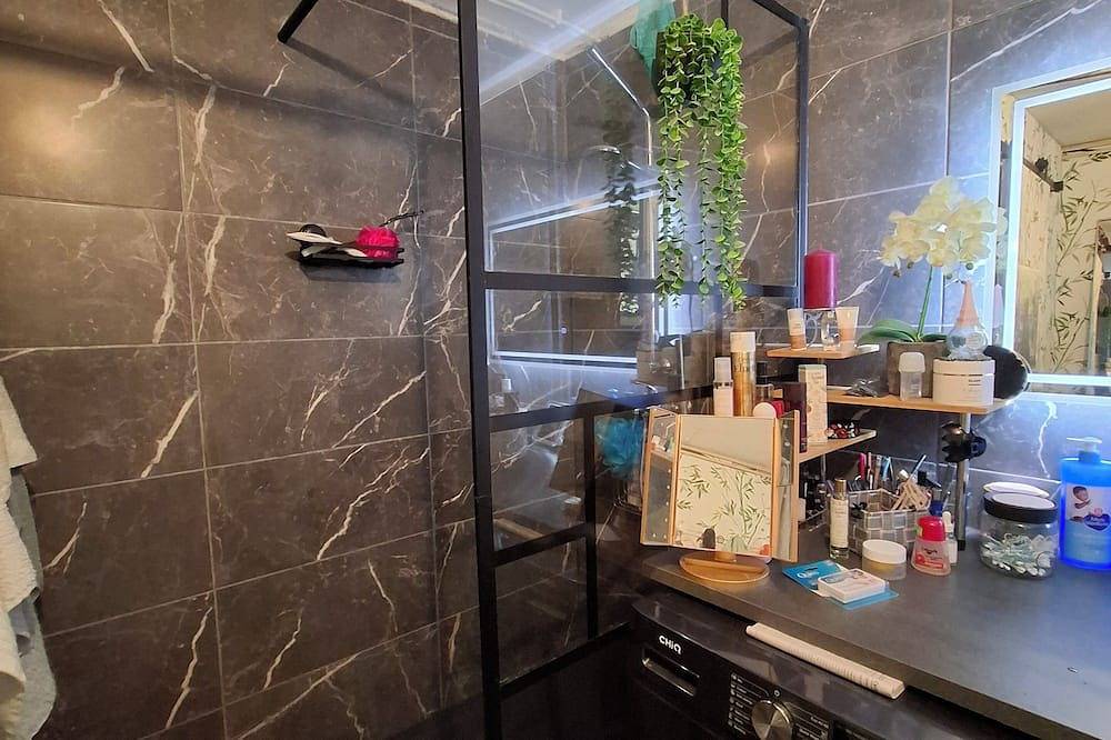 Room for rent by the night with breakfast included near Saint-Emilion in Coutras, Región de Libourne