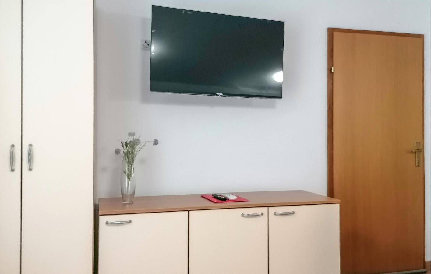Apartamento vacacional entero, Acogedor apartamento con terraza, WiFi y aparcamiento, a 2,5 km de la playa. in Sveti Filip i jakov, Općina Sveti Filip i Jakov