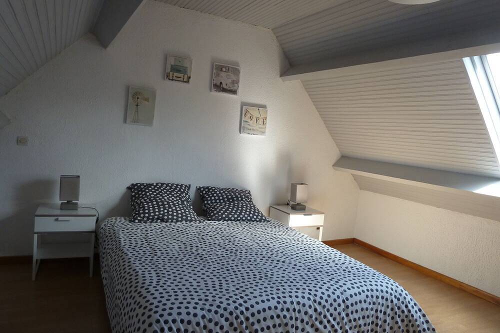 Appartement entier, Gîte avec terrasse, abritée du vent, sans vis à vis, à 200m d'une belle plage.. in Saint-Vaast-la-Hougue, Région de Cherbourg