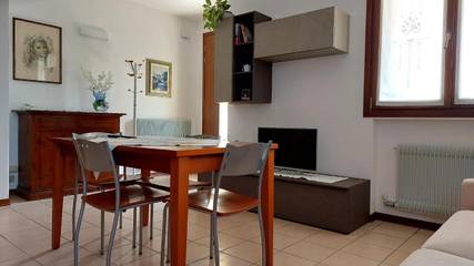 Gîte pour 2 personnes, avec vue et jardin dans Castagnole