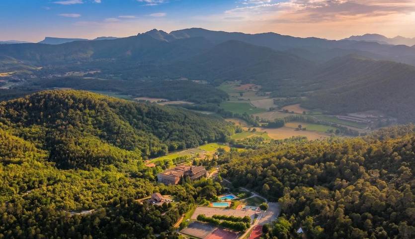 Hotel para 6 personas, con Terraza y Jardín además de Piscina y Vistas en Sales de Llierca