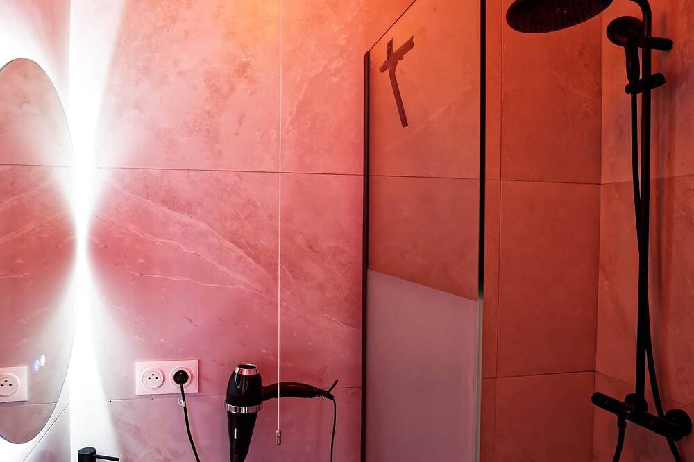 Appartement entier, Toi en couleurs — Ciel d’amour & Jacuzzi privatif in Verdun (Municipalité), Verdun