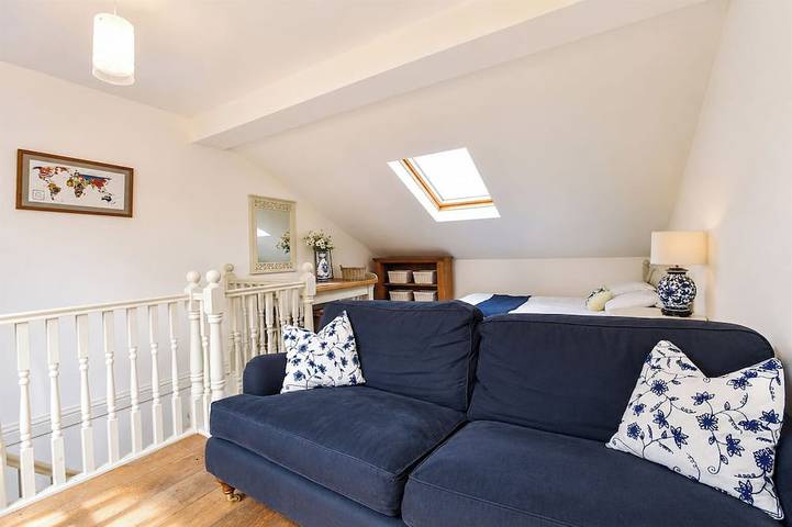 Entire apartment, Garden room, central Winchester – self-contained, kitchenette & parking in Winchester, South Downs
