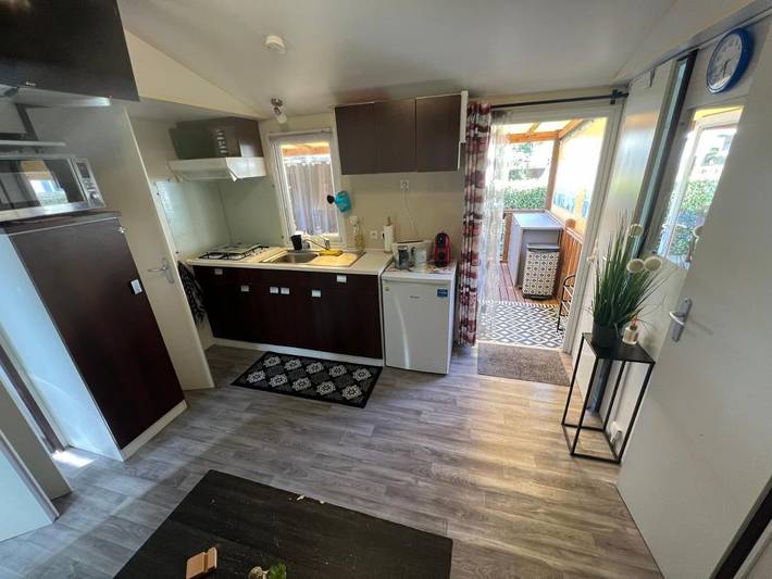 Camping pour 8 personnes, avec piscine et bassin pour enfant ainsi que jacuzzi et jardin, adapté aux familles à Parentis-en-Born - 2