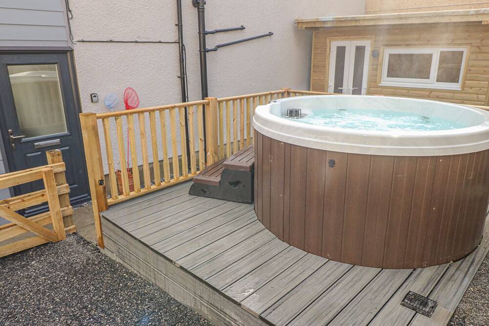 Coeden Bach, pet friendly, character holiday cottage in Burry Port in Burry Port, Carmarthenshire