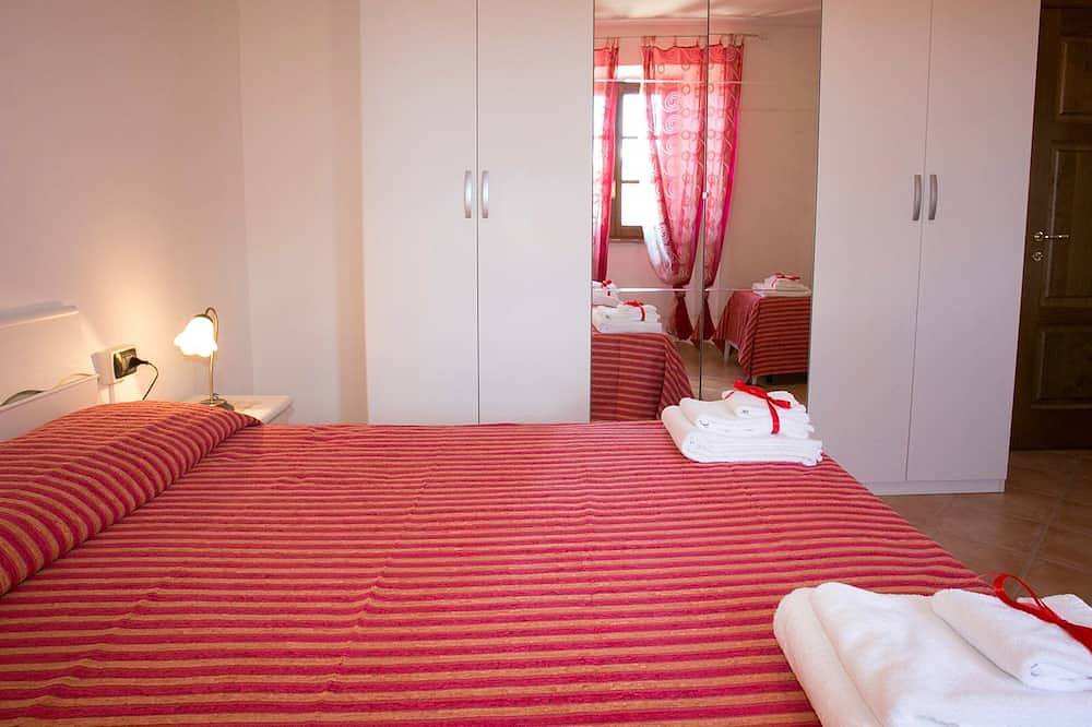 Spacious 5 bedroom villa with private pool, full wheelchair access with lift in Castiglione di Garfagnana, Garfagnana