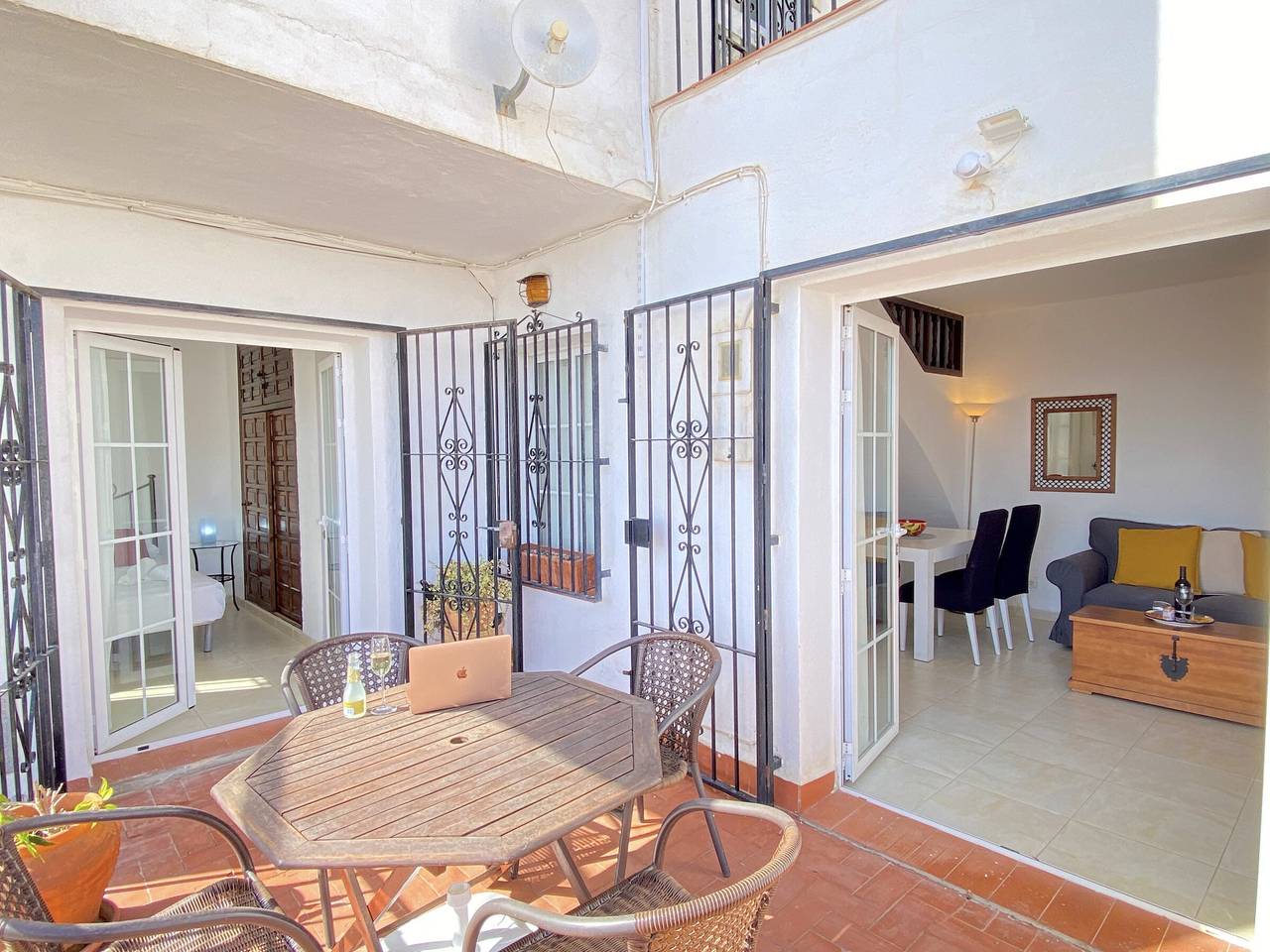 Villa à Nerja avec piscine commune, à 500m de la plage, terrasses, climatisation et barbecue in Urbanización Punta Lara, Nerja