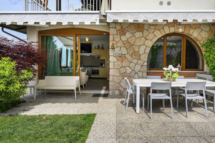 Ferienwohnung für 5 Personen, mit Garten und Seeblick in Italien