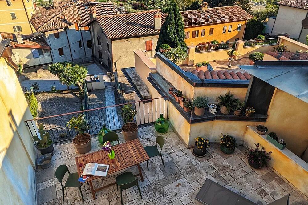 Ganze Wohnung, Panoramic apartment with lake view-It017187C2Baenbv39 in Maderno, Toscolano-Maderno