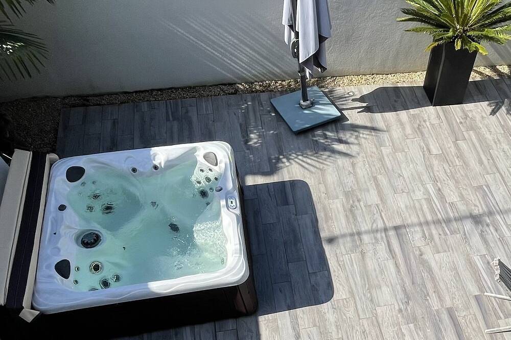 Casa 4 pers jardín cerrado, jacuzzi privado, terraza, playas, tiendas 400 m in Arradon, Côte des Mégalithes