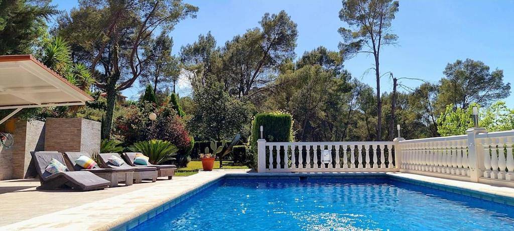 Cottage pour 13 personnes, avec jardin ainsi que piscine et vue dans Genovés
