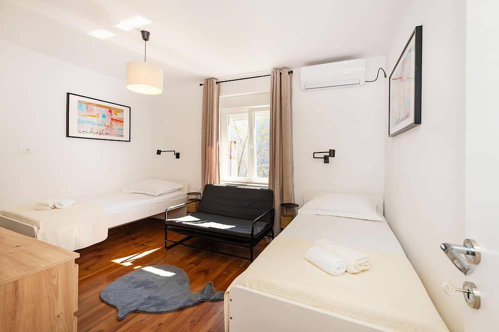 Schönes Haus mit 2 Schlafzimmern in. in Starigrad Paklenica, Starigrad