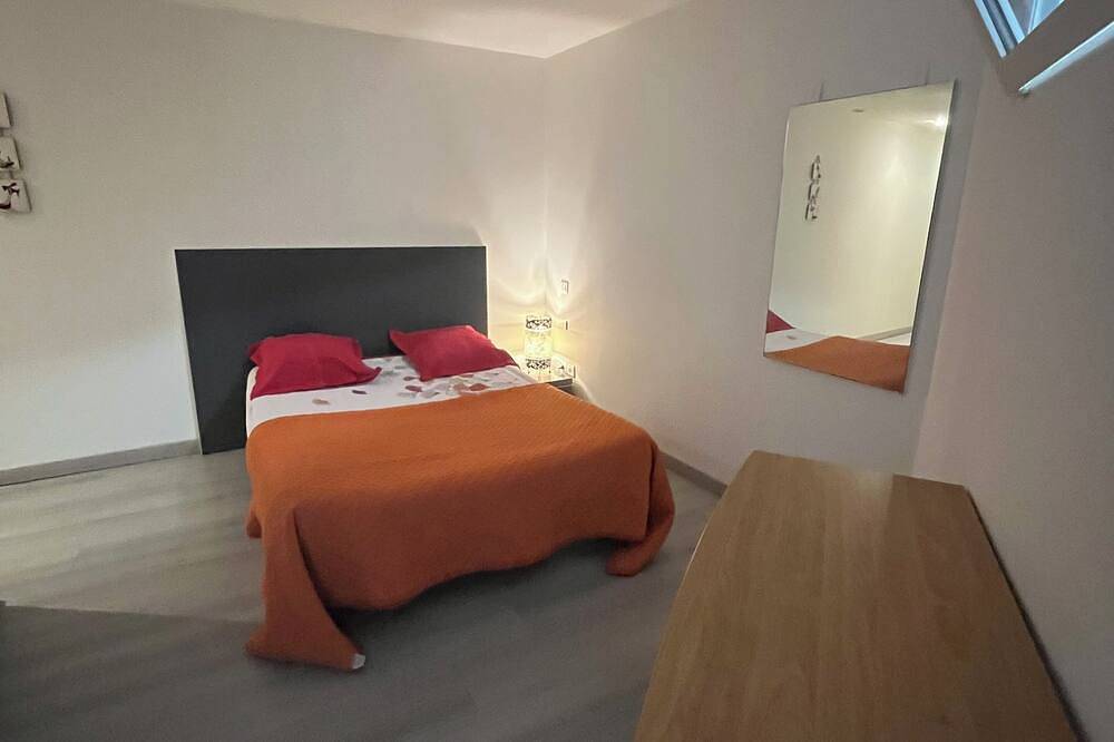 Entire apartment, Apartment In Loft in Villeneuve-lès-Béziers, Mediterranean Coast (France)