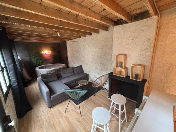 Gîte pour 7 personnes, avec jardin ainsi que jacuzzi et terrasse à Droué
