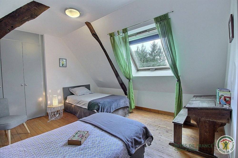 Gîte à la campagne avec piscine  et spa ,idéal pour des vacances en famille! in Saint-Igeaux, Région de Guingamp
