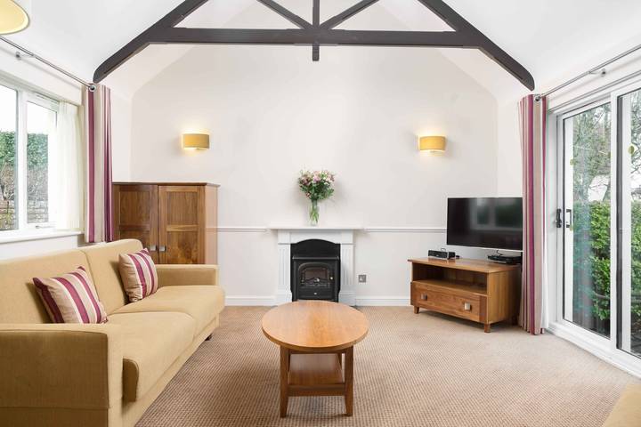 Chalet for 4 people, with pool and balcony as well as sauna in Devon