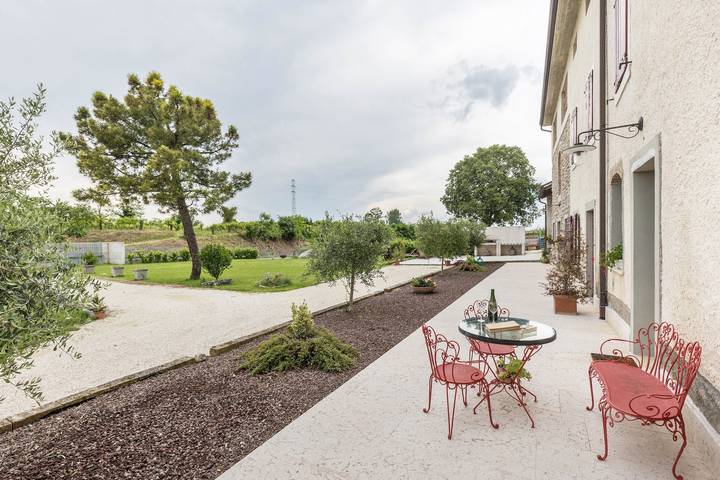Apartamento inteiro, Apartamento de férias "Agriturismo Tenuta Corte Tese 2" com jardim partilhado e Wi-Fi in Sona (Itália), Verona (província)