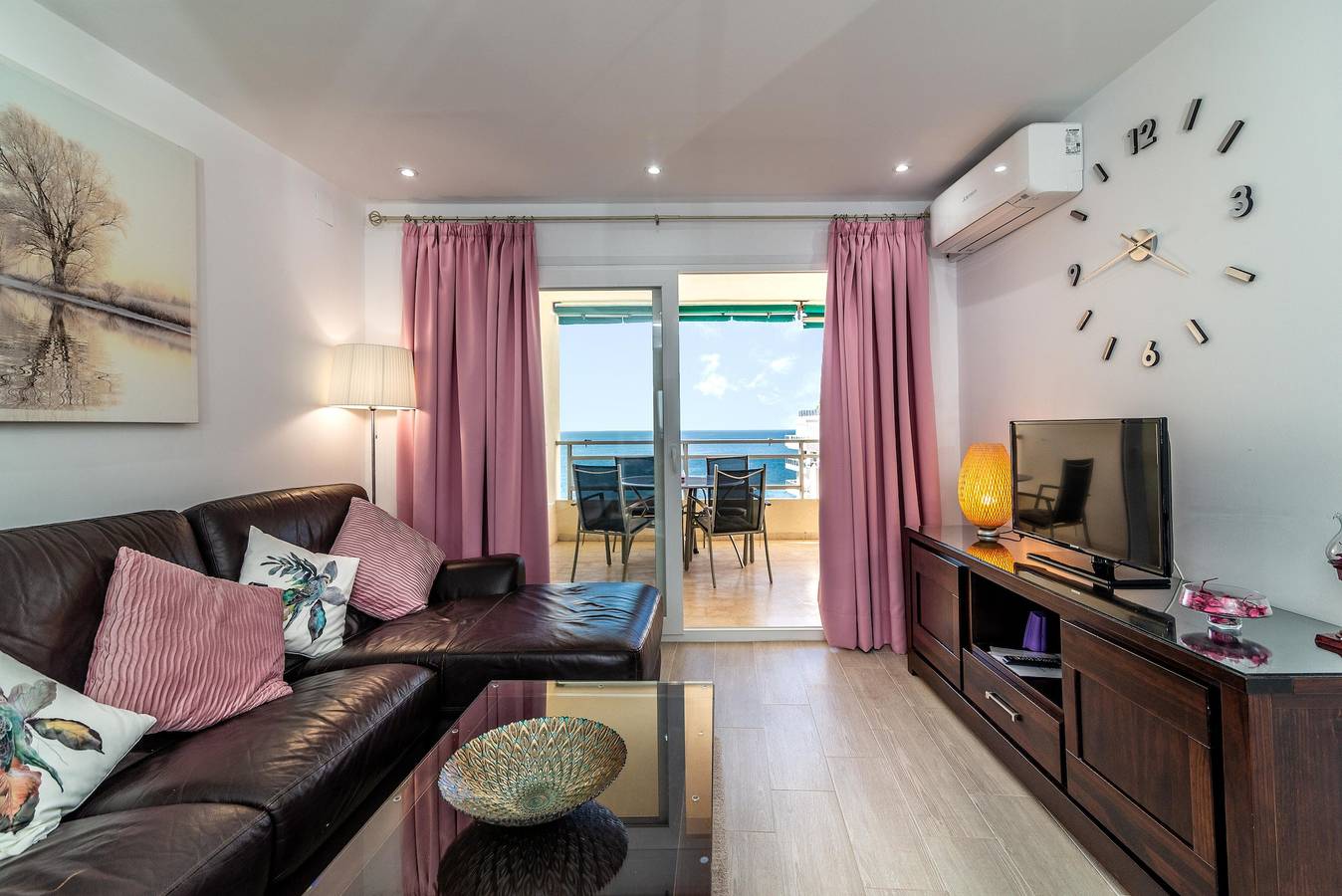 Entire apartment, Apartment 'Urban beach Imperator' with Sea View, Pool, A/C & Wi-Fi in Playa de la Fontanilla, Marbella