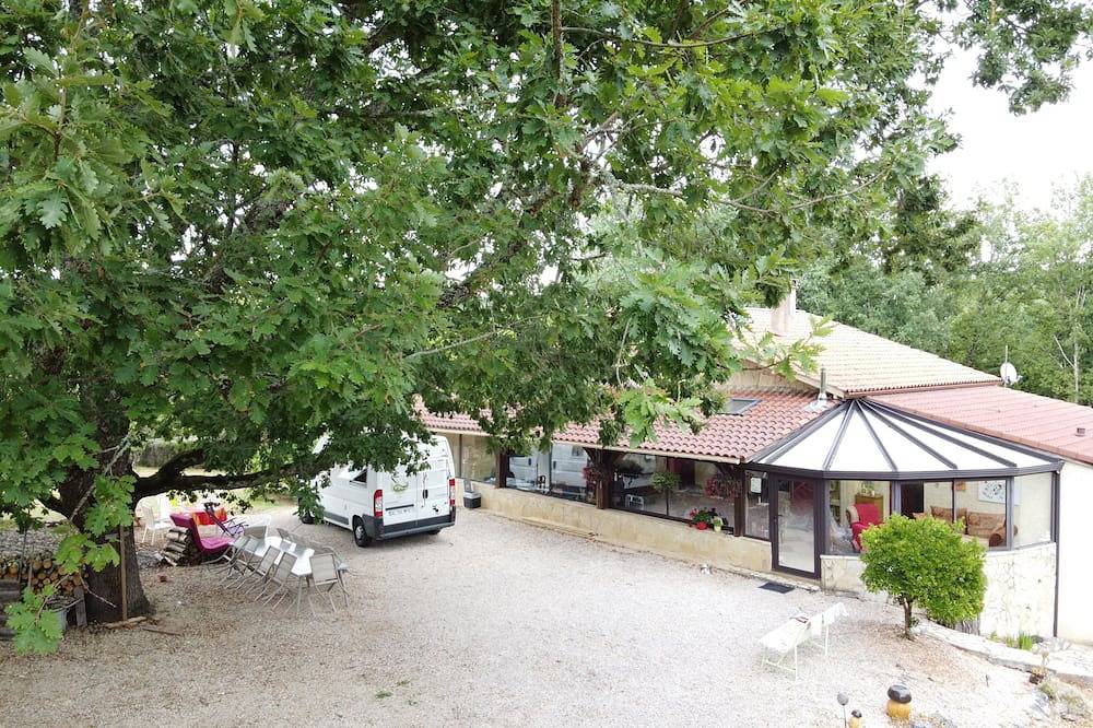 Gite spacieux pour 8 personnes( maximum) dans grande propriété avec piscine. in Puy-l'Évêque, Quercy