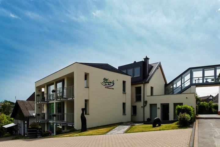 Hotel für 4 Personen, mit Garten und Ausblick sowie Seeblick und Sauna, mit Haustier in Schalkenmehren - 2