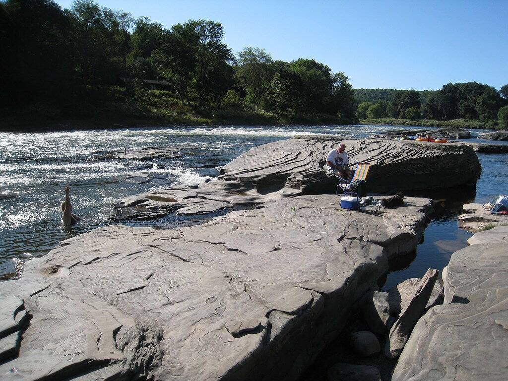 Modern Retreat in Wäldern mit Bachlauf und Wandern in der Nähe von Bethel Woods in Sullivan County