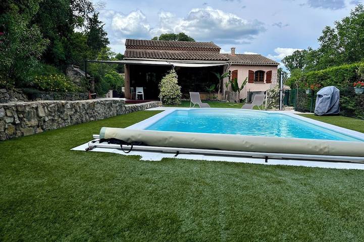 Location de vacances pour 5 personnes, avec balcon et jardin à Sabran