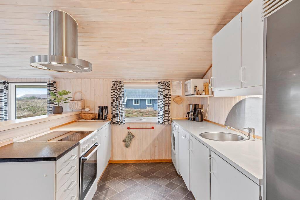 Beautiful holiday home with enclosed terrace and charging point in Hvide Sande, Holmsland Klit