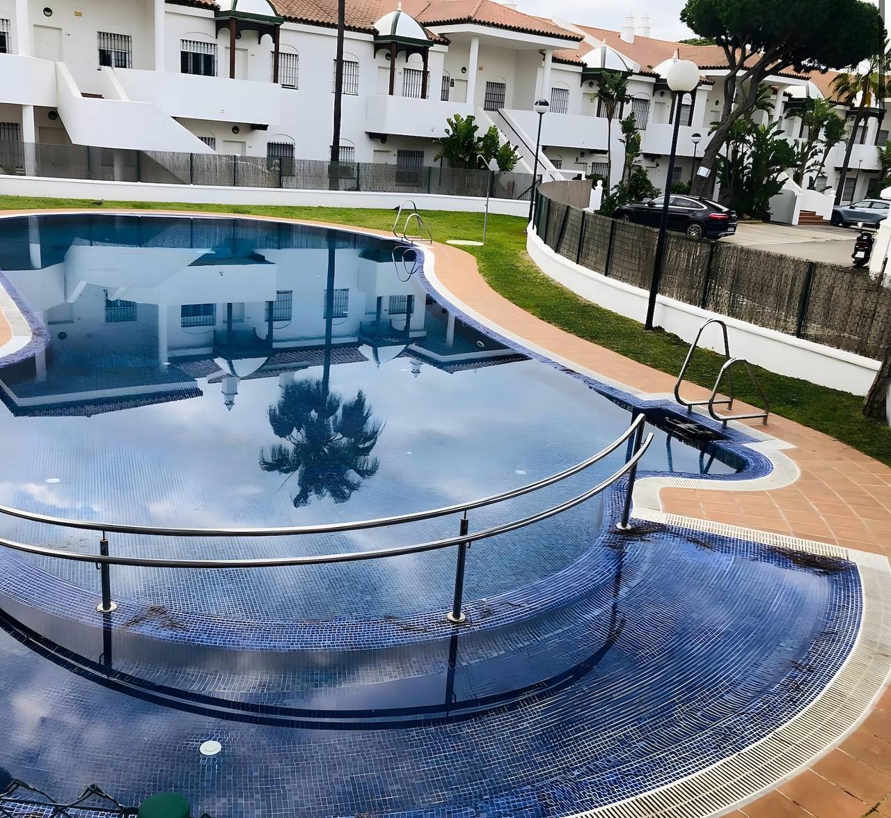 Appartement entier, Appartement 'Costa El Castillo La Barrosa' avec piscine partagée, Wi-Fi et climatisation in Sancti Petri, Chiclana de la Frontera