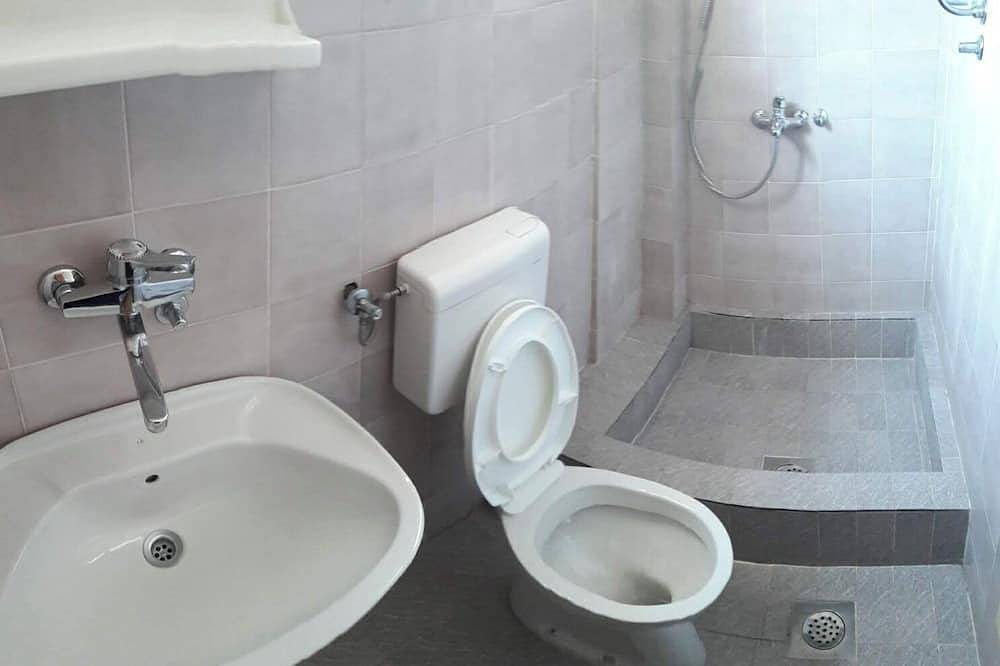 Ganze Wohnung, Sestokrevetni apartman sa dvije spavace obe i parkingom u dvoristu kuce. in Budva, Opština Budva