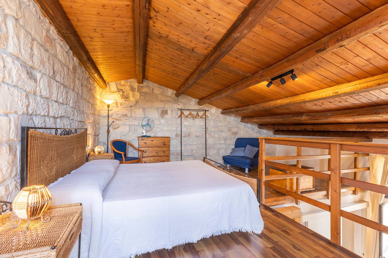 Appartement entier, Appartement 'Soppalcato In Villa' avec piscine partagée, Wi-Fi et climatisation in Modica, Province de Ragusa