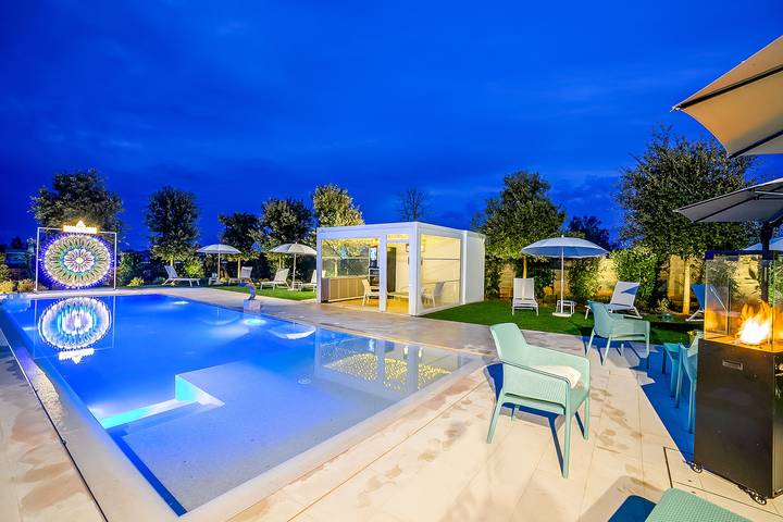 Casale per 10 persone, con terrazza e sauna nonché piscina, adatto a famiglie con bambini in Puglia