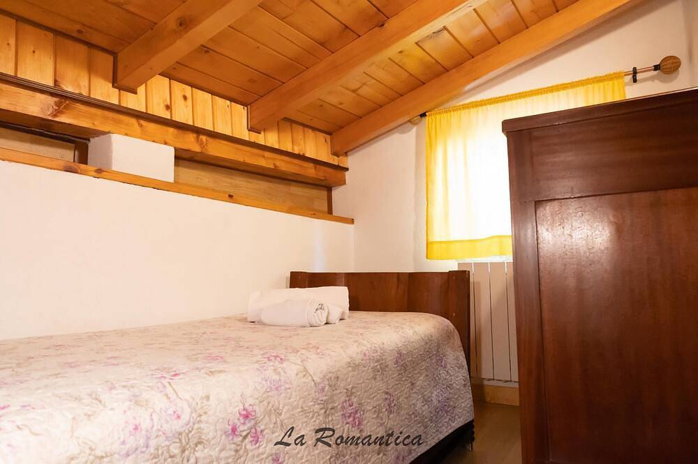 Ganze Wohnung, [Apartment in the Romantic Courtyard] Lake Lugano in Brusimpiano, Brusimpiano Gemeinde