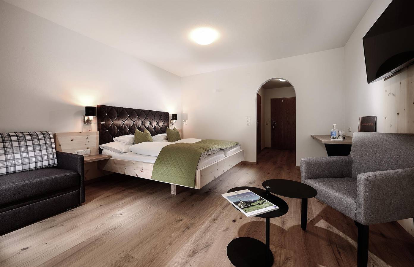 Doppelzimmer. Zirbe. Natur. Halbpension. in Kartitsch, Karnischer Hauptkamm