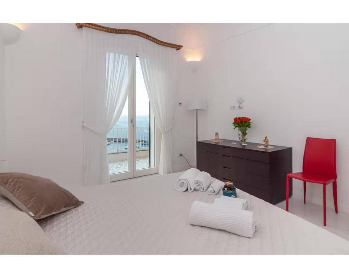 Elegante Villa con Vista Mozzafiato sul Mare di Amalfi in Amalfi, Sorrento Coast