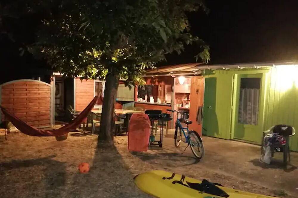 Terrain de camping 1200m avec roulotte, chalet, cuisine aménagée à 50m de la mer in La Brée-les-Bains, Côte de Beauté