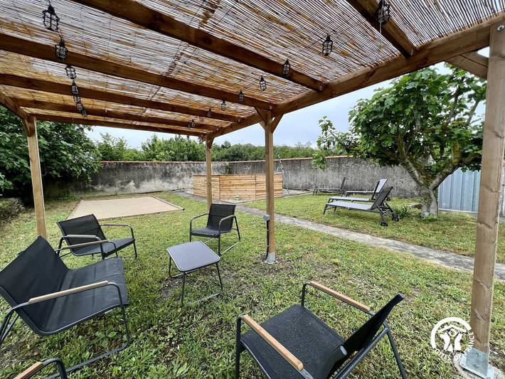 Gîte pour 8 personnes, avec terrasse et piscine à Saint-Martin-Lalande