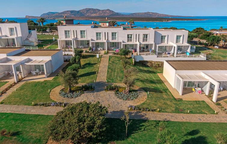 Ganze Ferienwohnung, Apt am Strand mit WiFi, Parkplatz, AC & Pool in Spiaggia La Pelosa, Stintino