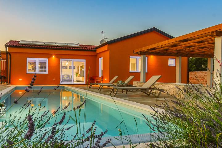 Ferienhaus für 8 Personen, mit Terrasse und Pool