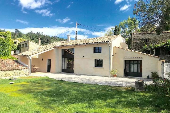 Gîte pour 4 personnes, avec terrasse et jardin à Souspierre