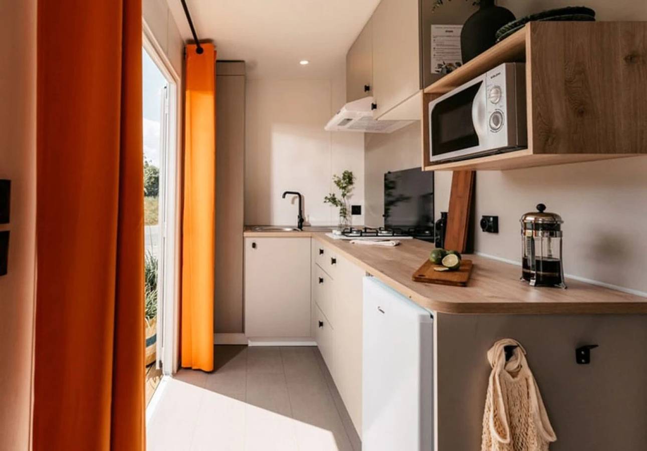 Zecamping 4* 3km plage piscine chauffée locatif Tv clim 18m2 in Canet-en-Roussillon, Côte d'Améthyste
