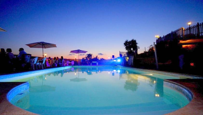 B&b per 4 persone, con Terrazza e Giardino nonché Piscina e Panorama sul Lago di Bracciano
