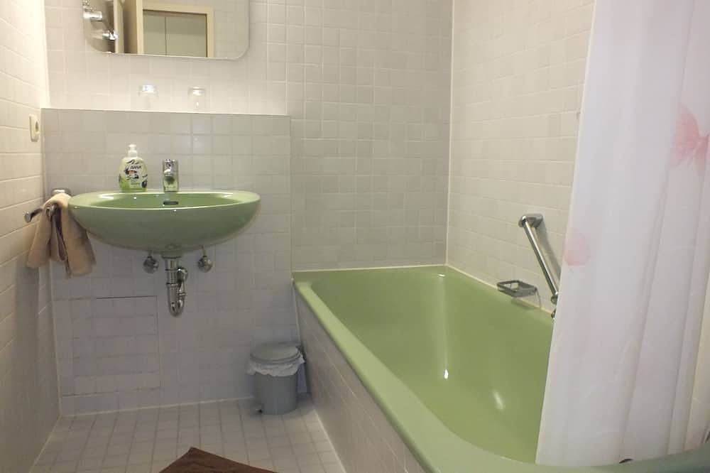 Geheel appartement, Rustig driesterrenappartement op de begane grond. f. 2 pers. met voorstedelijk terras. Dichtbij het centrum u. Lake - Wifi in Titisee, Titisee-Neustadt