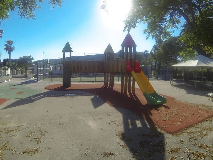 Camping pour 6 personnes, avec vue et piscine ainsi que bassin pour enfant et jardin à Vic-la-Gardiole - 4