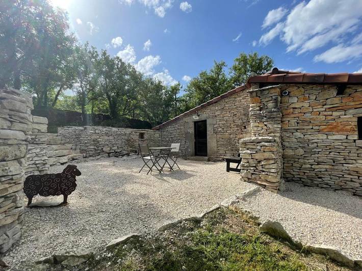 Location de vacances pour 2 personnes, avec vue ainsi que piscine et jardin, animaux acceptés à Calvignac - 2