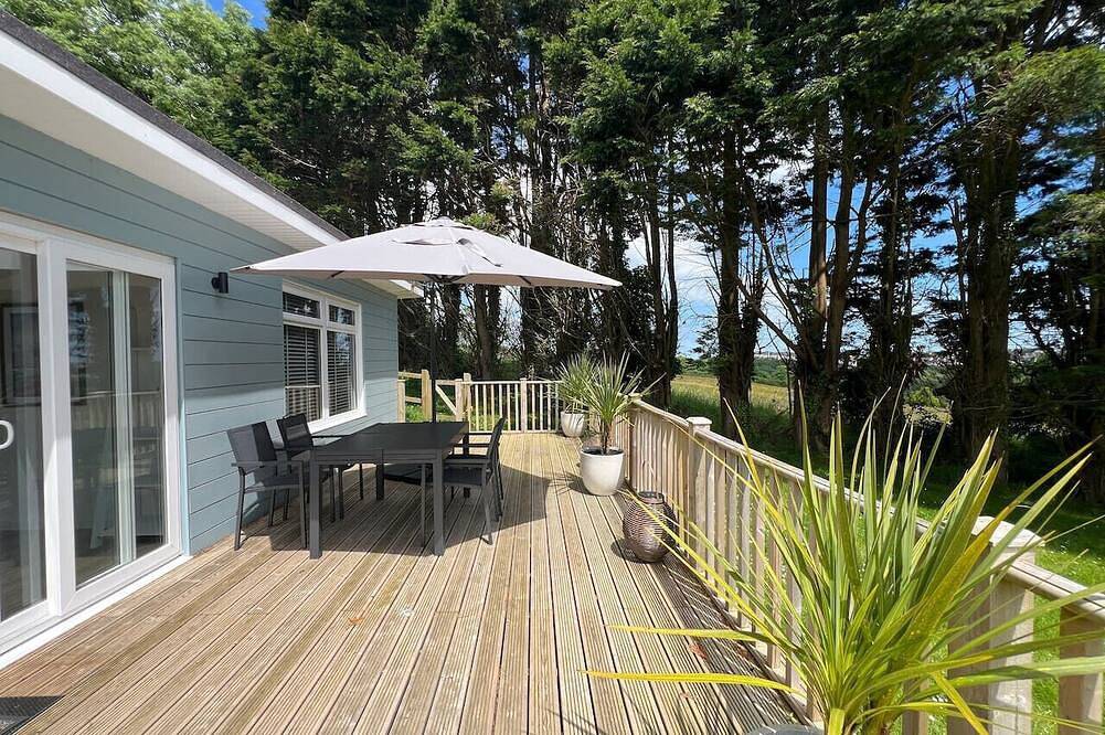 Entire apartment, Spacious 2-bedroom chalet with amazing sundeck in Dartmouth, Devon