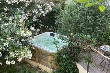 Gîte pour 4 personnes, avec sauna et terrasse ainsi que jardin et jacuzzi à Poussan